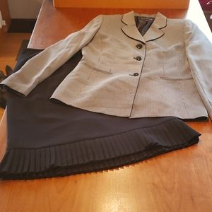 Evan-Picone skirt suit